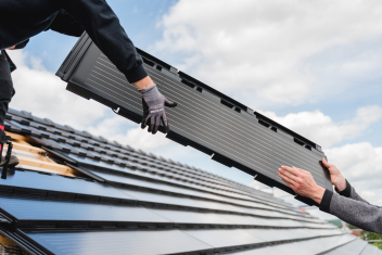 Hand in Hand Jacobi Dachziegel Partner des Handwerks hier mit PV
