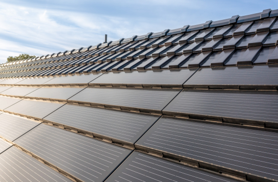 Saniertes 70er Jahre Haus mit Dachziegel J160 und PV J160-PV im Detail fotografiert