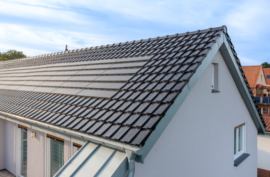 Saniertes 70er Jahre Haus mit Dachziegel J160 und PV J160-PV